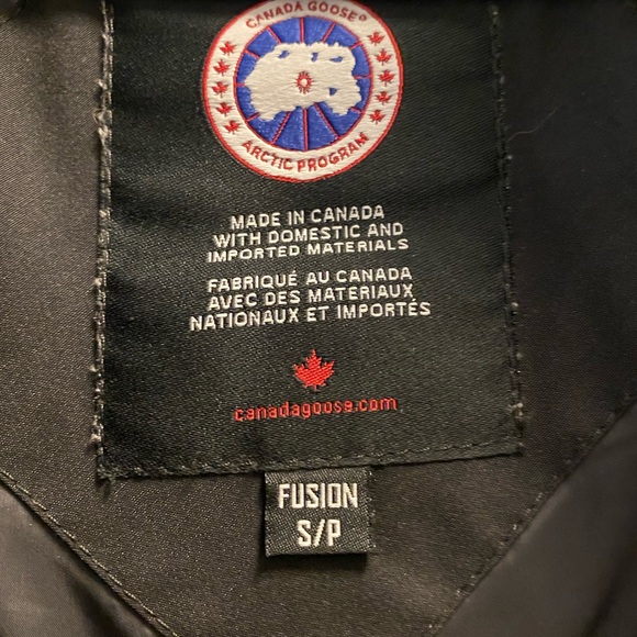 Fusion Canada GOOSE jacket size Small black with fur hood - Picture 9 of 9